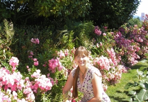 Lorri in Portland Oregon Rose Garden