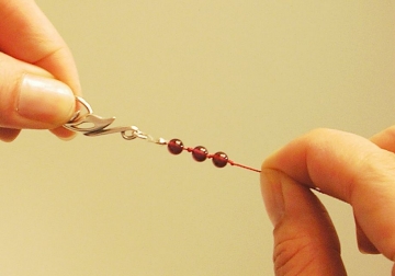How to string beads and how to knot