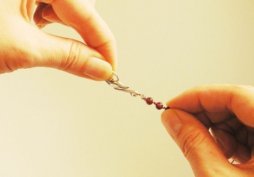 How to string beads and how to knot